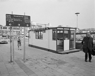 851972 Gezicht op de tijdelijke kiosk voor 'inlichtingen en kaartverkoop stadsbussen' van het Gemeentelijke Energie- en ...